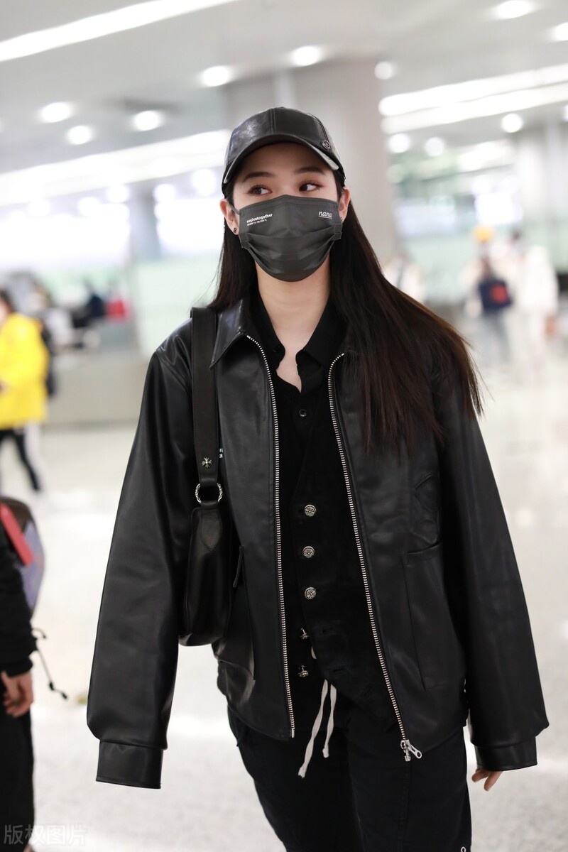 欧阳娜娜一袭黑色小皮衣现身机场头戴黑色棒球帽变身酷酷女孩
