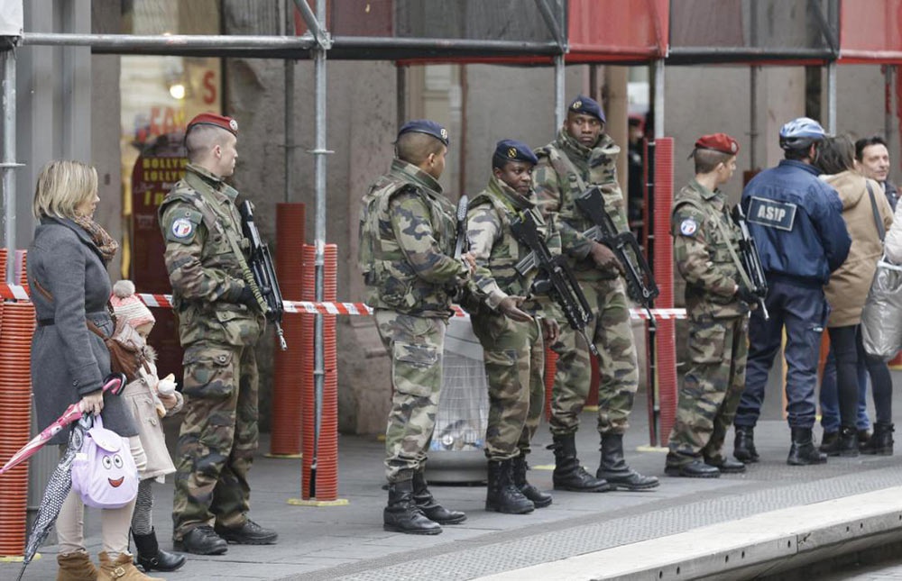 天降不详，美法两国相继遭到袭击，造成严重伤亡休闲区蓝鸢梦想 - Www.slyday.coM