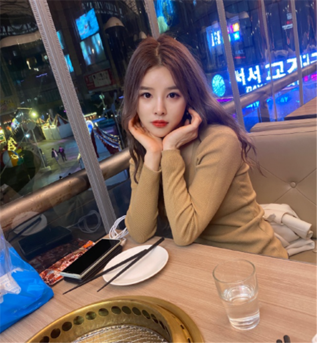 糖小幽现身fpx为金咕咕庆祝,他却收到酥酥的凌晨电话送惊喜?