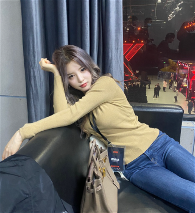 糖小幽现身fpx为金咕咕庆祝,他却收到酥酥的凌晨电话送惊喜?