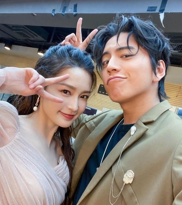 王大陆晒与李沁亲密依偎合影网友是官宣吗