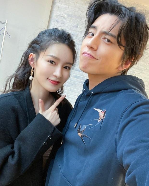 王大陆李沁发布亲密合照头靠肩膀微笑动人网友质疑是不是官宣