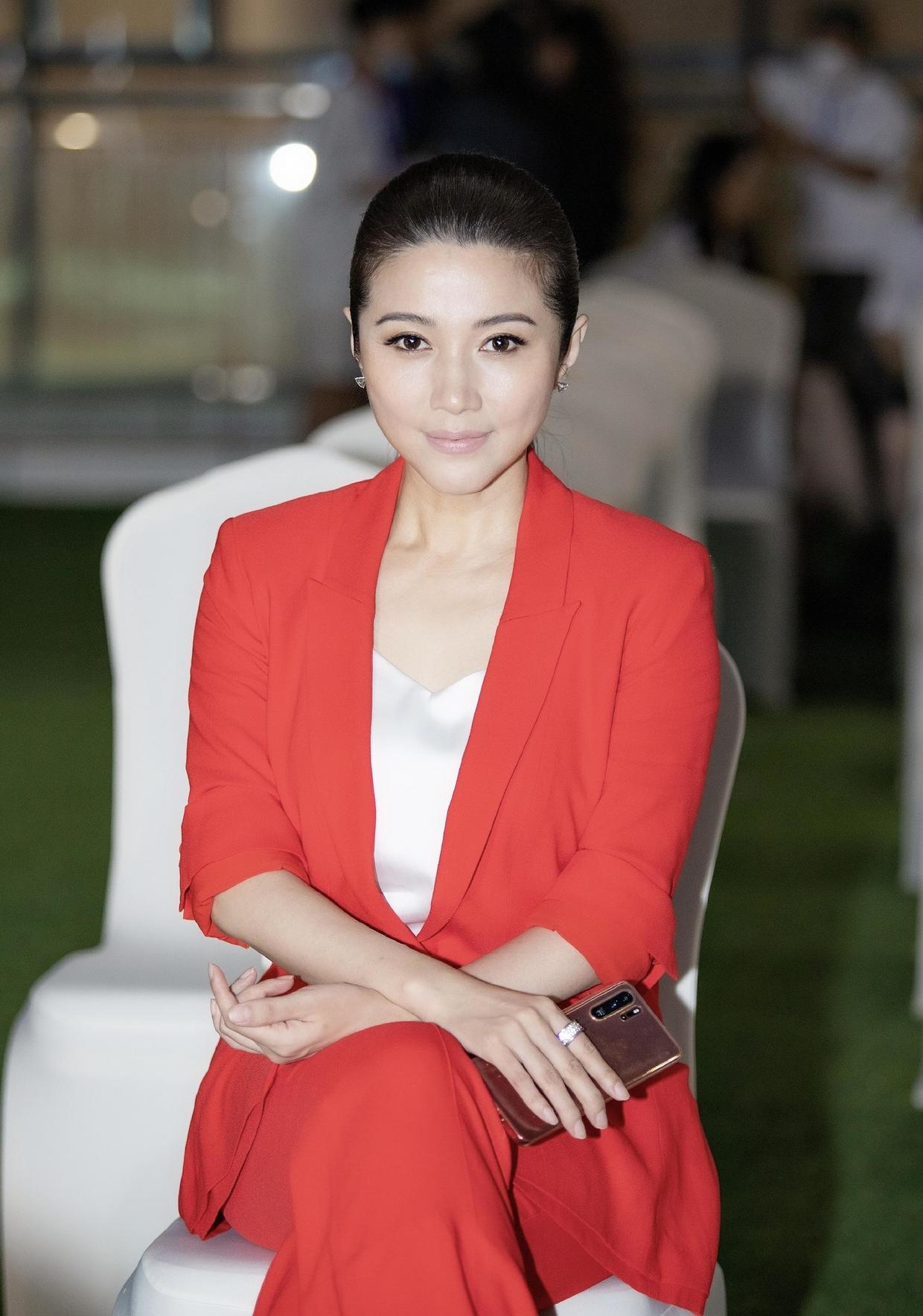 颜丙燕真厉害了,穿一件红色西装套装出席活动,女人味十足!