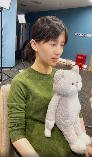 papi酱晒出她怀孕期间的照片,一向消瘦的papi酱孕期不显胖,除了肚子外