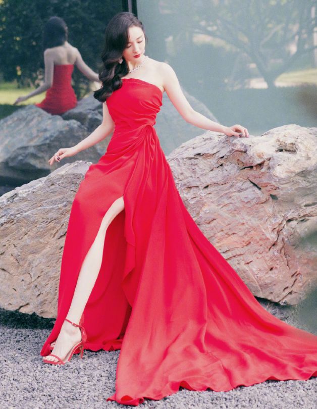 红色抹胸裙,单是这色系选择就已经能够让杨幂的形象显得很有存在感了