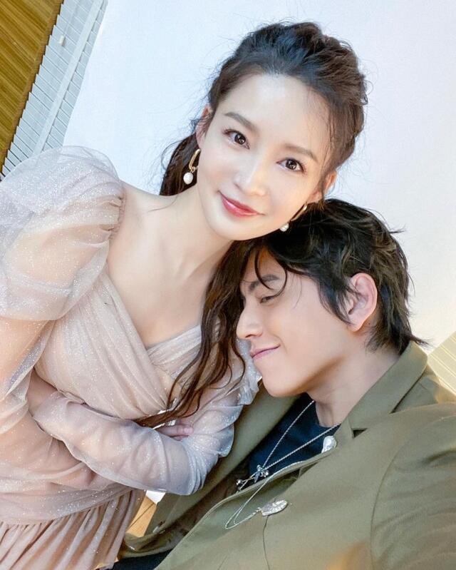 王大陆晒与李沁亲密依偎合影,网友:是官宣吗?