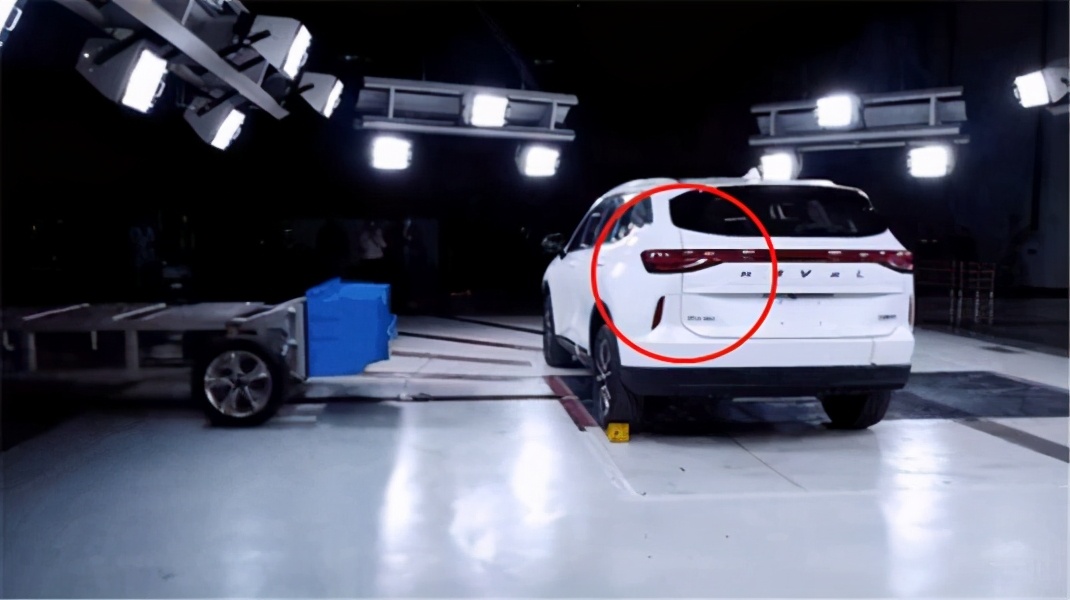 碰撞前三秒视频截图（尾灯熄灭此时已断电）