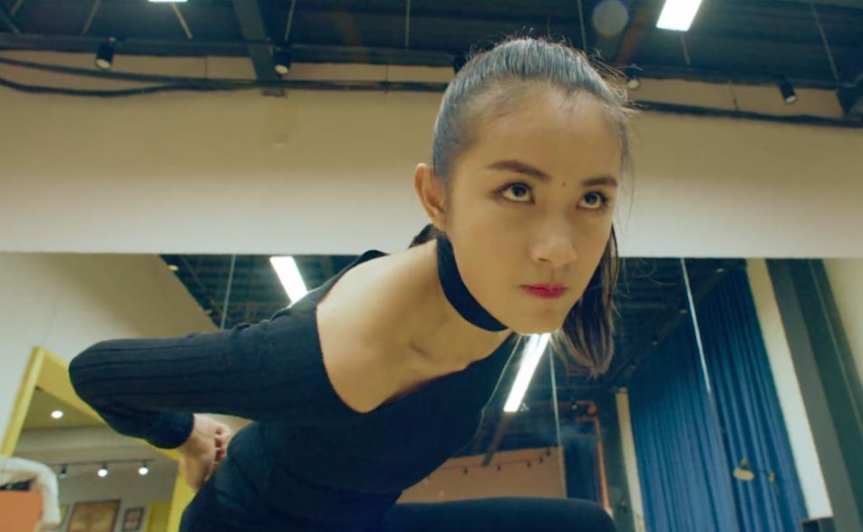 《硬击》上映,高冷保镖遇上傲娇小姐,梁小龙又来打