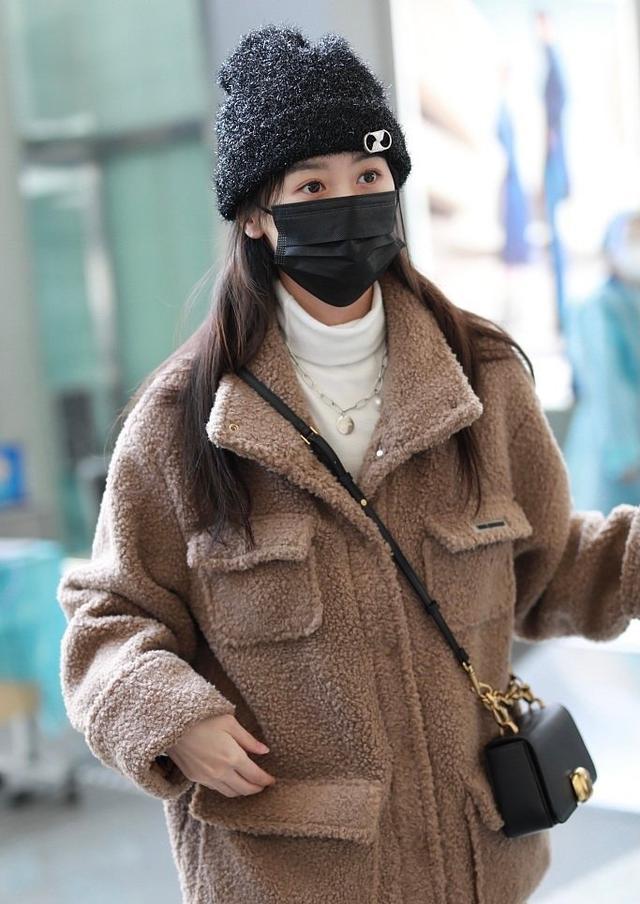 袁冰妍最新机场路透,穿摇粒绒套装像泰迪,尽显校园初恋感