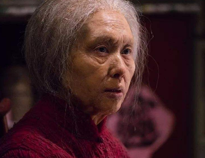 当明星遇上"老年妆":赵丽颖可爱,戚薇优雅,而她敬业到认不出