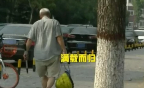 大妈河边放生一百多条鱼，但旁边大爷的做法，让她感到无奈和气愤休闲区蓝鸢梦想 - Www.slyday.coM