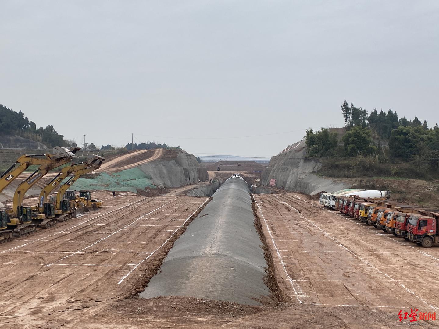 机场下穿隧道位于天府机场最下方,整个项目全部为明挖隧道明洞工程