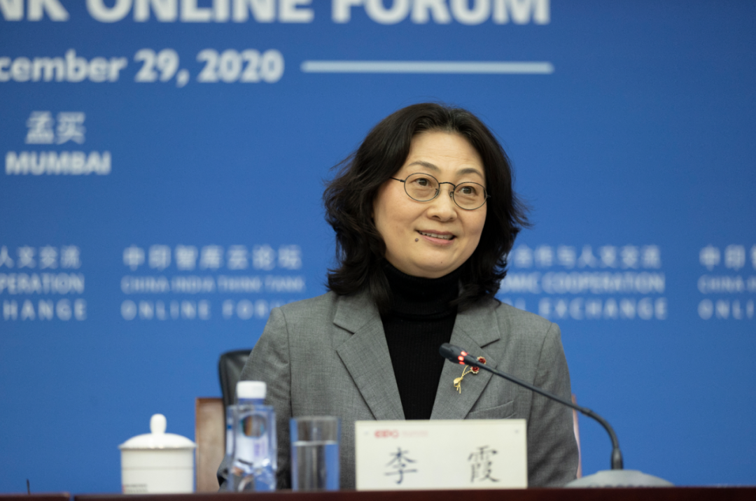 人民画报社总编辑李霞主持论坛致辞环节.摄影/段崴