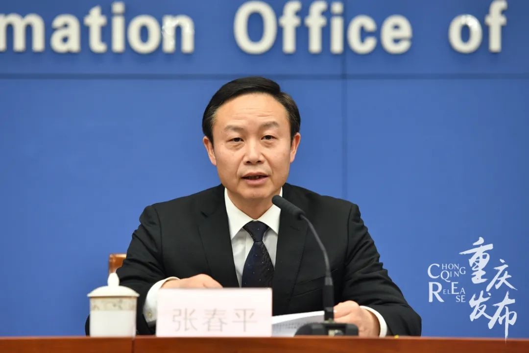 张春平回答记者提问&nbsp;邹乐&nbsp;摄