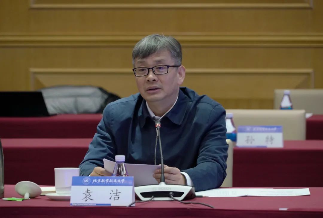 袁洁一行首先参观了北京航空航天大学航空航天博物馆,无人系统研究院