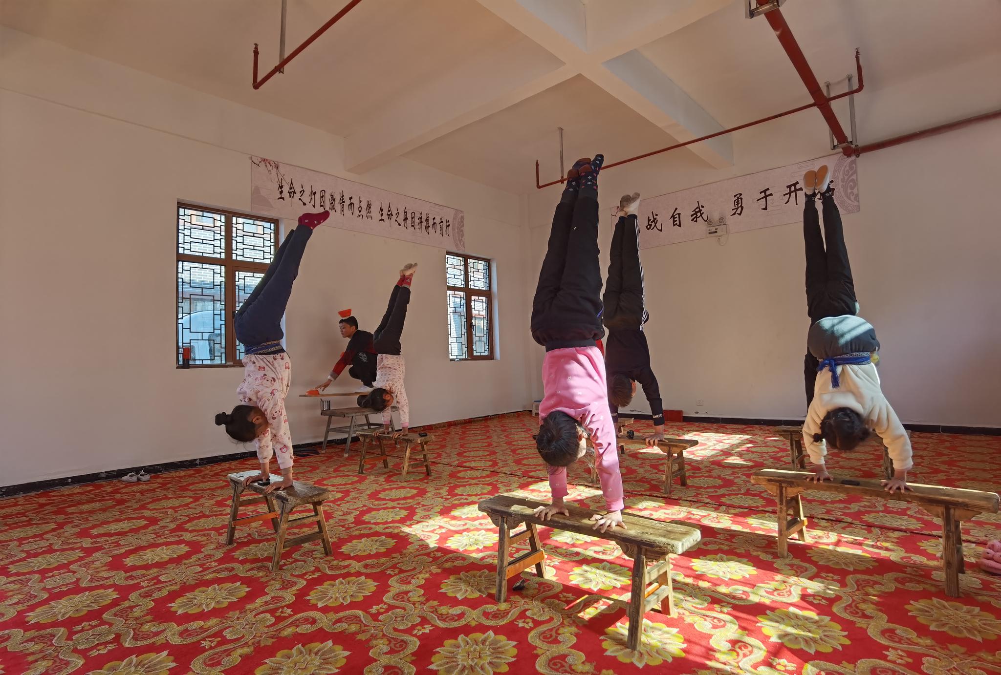 幸福的味道|韦芹学艺|杂技_新浪新闻