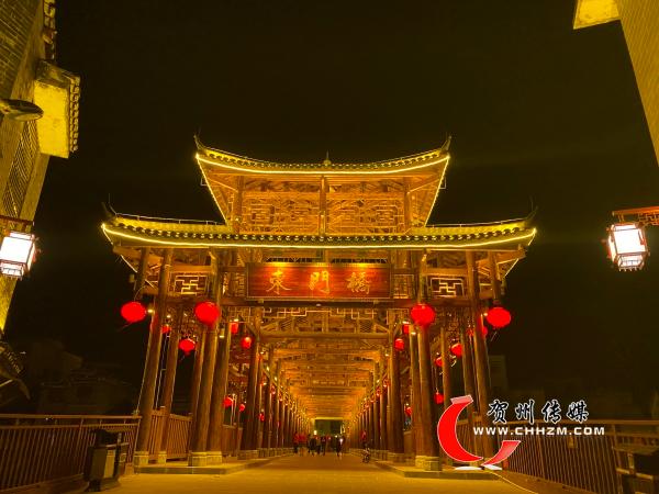 图为富川古明城特色街区内东门桥夜景.