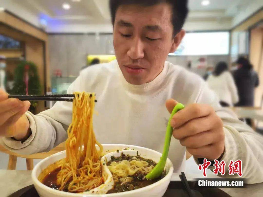 兰州鸳鸯牛肉拉面"出道",网友:干饭人的双倍快乐!