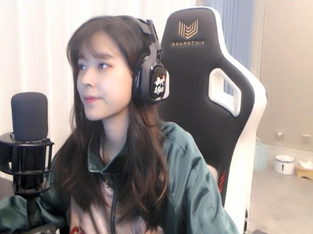 沫子终于开窍了,学习呆妹儿玩cos变装,网友:心满意足