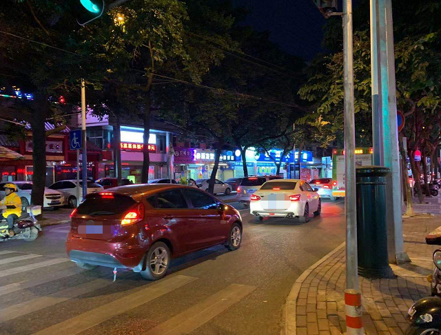 跨年夜南宁道路一片飘红!