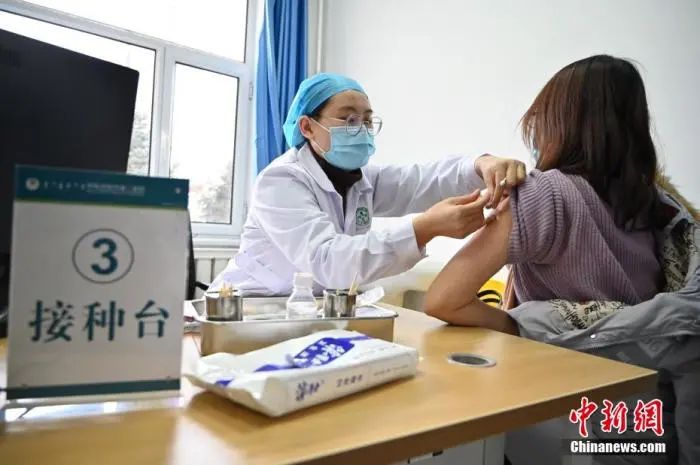 Data Map: On Dec. 28, at Hohhot Second Hospital's new crown vaccination site, staff vaccinated a woman with the new crown vaccine.Photo by Liu Wenhua