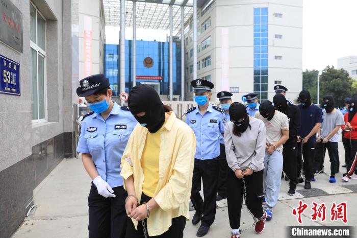 图为嫌疑人被缉捕归案。 郑州警方 供图