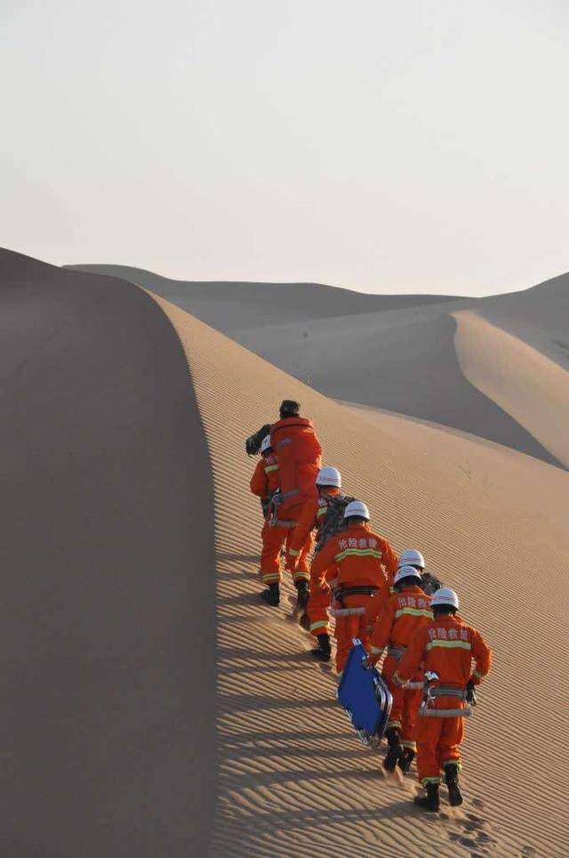 一边迅速调派沙坡头水上消防救援站沙漠突击队出动