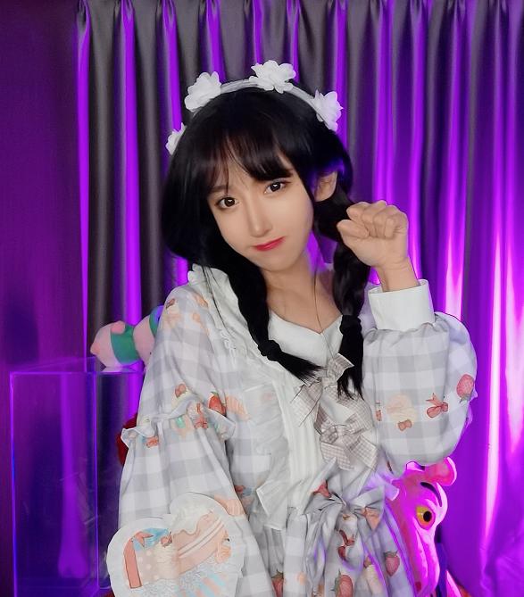 沫子终于开窍了,学习呆妹儿玩cos变装,网友:心满意足