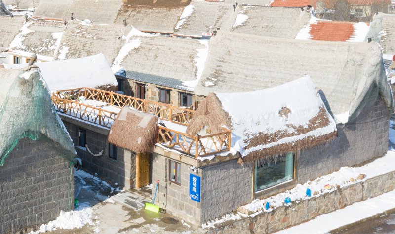 这个回归原生态的海草房民宿名叫爱琴海.