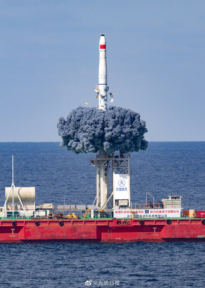 长征十一号会采取先冷发射弹出再点火的方式，从海上平台发射。图片来源：光明日报。