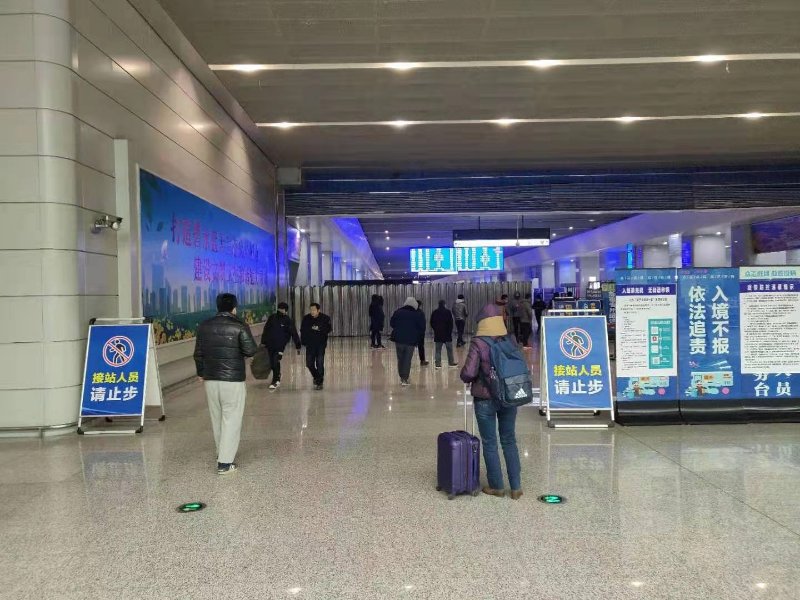 大雪致高铁晚点济南东站公交延时送旅客回家