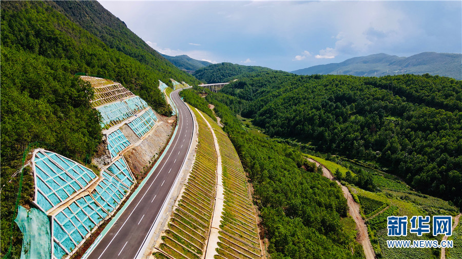 香格里拉至丽江高速公路试通车