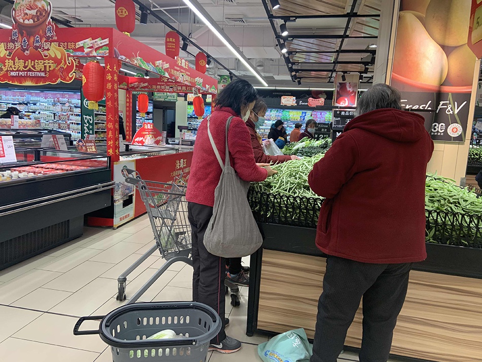 永辉超市顾客背着布袋子逛菜场 澎湃新闻记者 邓玲玮 摄