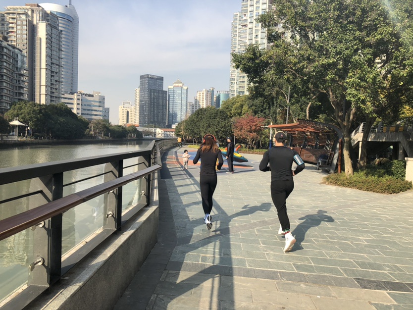 在苏州河岸线跑步的人