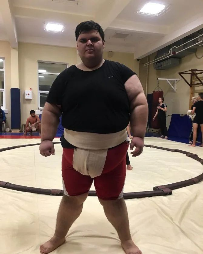 世界最壮小孩去世年仅21岁令人惋惜