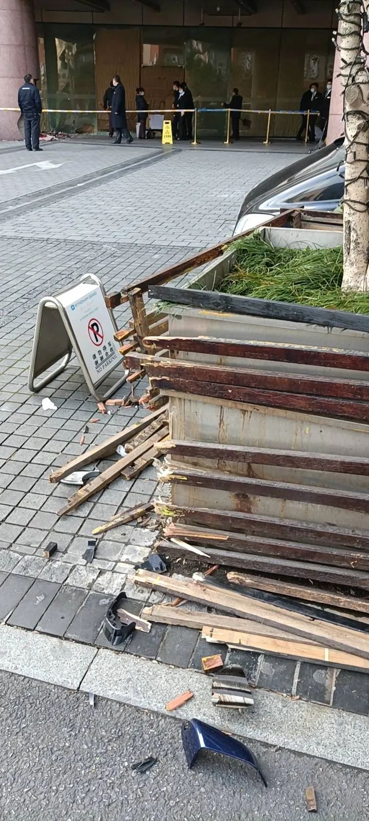 突然！一辆特斯拉冲进杭州一酒店大堂，司机：真没踩油门休闲区蓝鸢梦想 - Www.slyday.coM