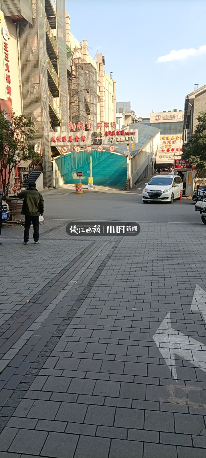 突然！一辆特斯拉冲进杭州一酒店大堂，司机：真没踩油门休闲区蓝鸢梦想 - Www.slyday.coM