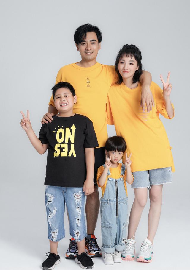 陈龙支持妻子工作引热议,抱两儿子亮相甜蜜幸福,发长文表白妻子