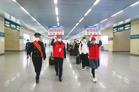 大学志愿者在火车站和机场均设立了接站点,为返校学生提供接站服务