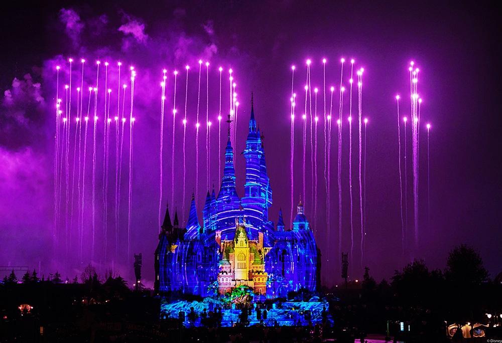 美哭！特别版烟花在上海迪士尼上空绽放，米奇米妮送新年祝福