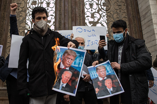     当地时间11月28日，伊朗学生在首都德黑兰举行抗议活动，焚烧了美国和以色列国旗，抗议核科学家法赫里扎德被暗杀。 视觉中国供图