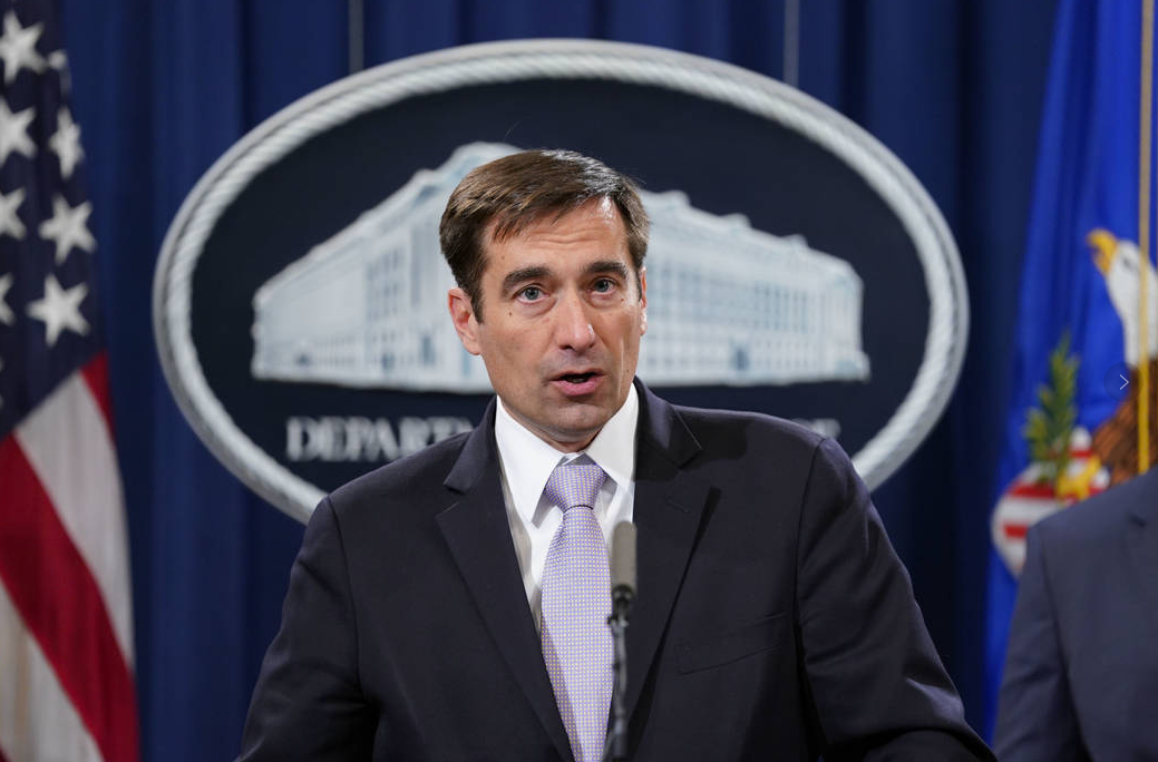 美国司法部的炫耀又有上千中国研究者离开美国