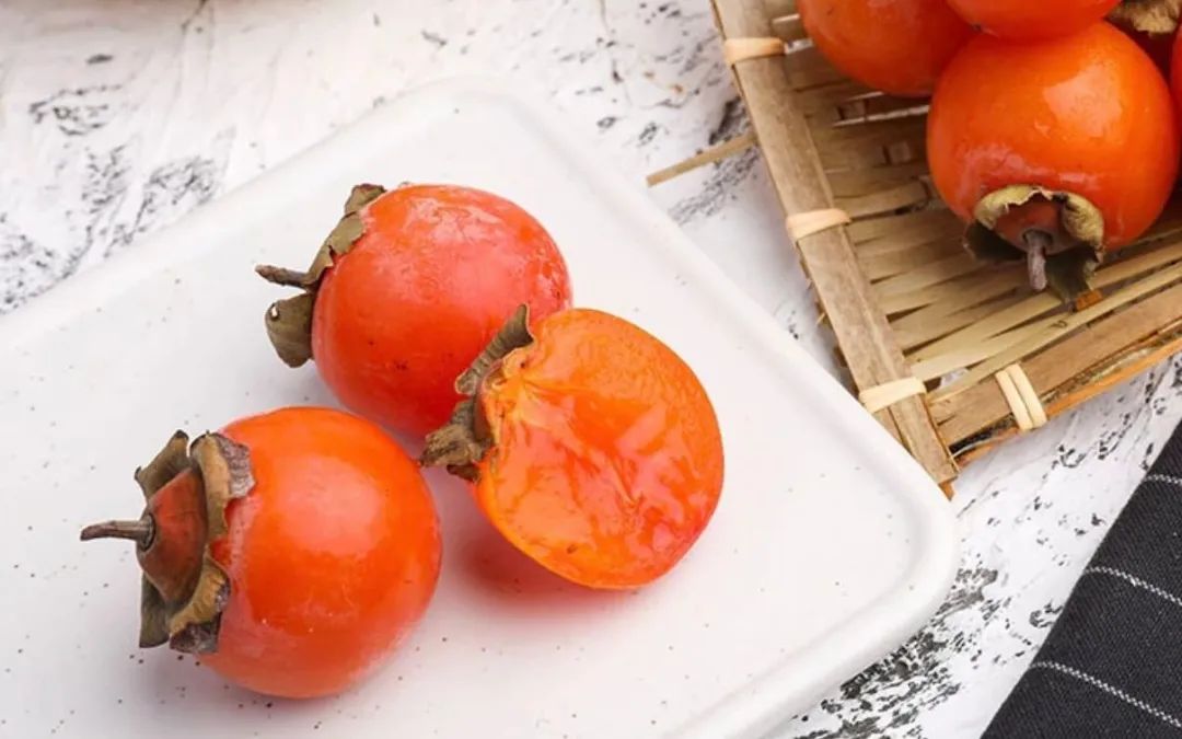 香甜可口的柿子却吃出胃柿石 关于柿子的食用禁忌请收 结石 新浪新闻