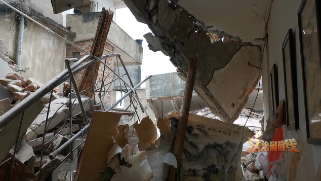 桂林一拆迁公司施工失误,致无辜民宅被压塌!