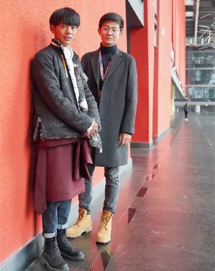 他特意说了自己身高是181,因为四川观察的记者杨东昊和丁真同框过