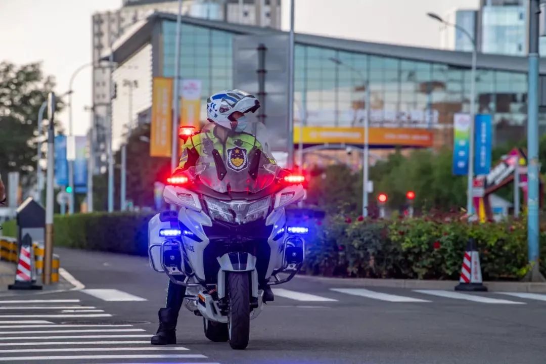 市公安局举行首都交警铁骑警务展示活动