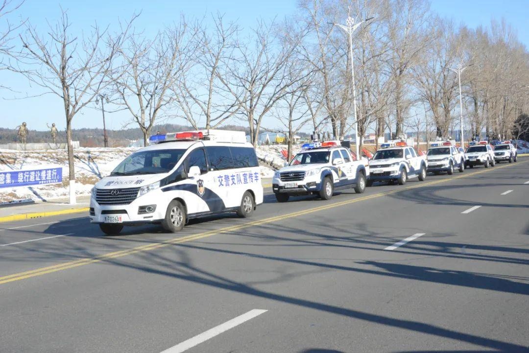 我市公安交警开展"122全国交通安全日"主题宣传活动