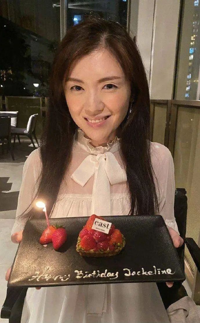 日前型男袁文杰为女友张洁莲庆生的照片公布后不少网友都惊讶原来两人