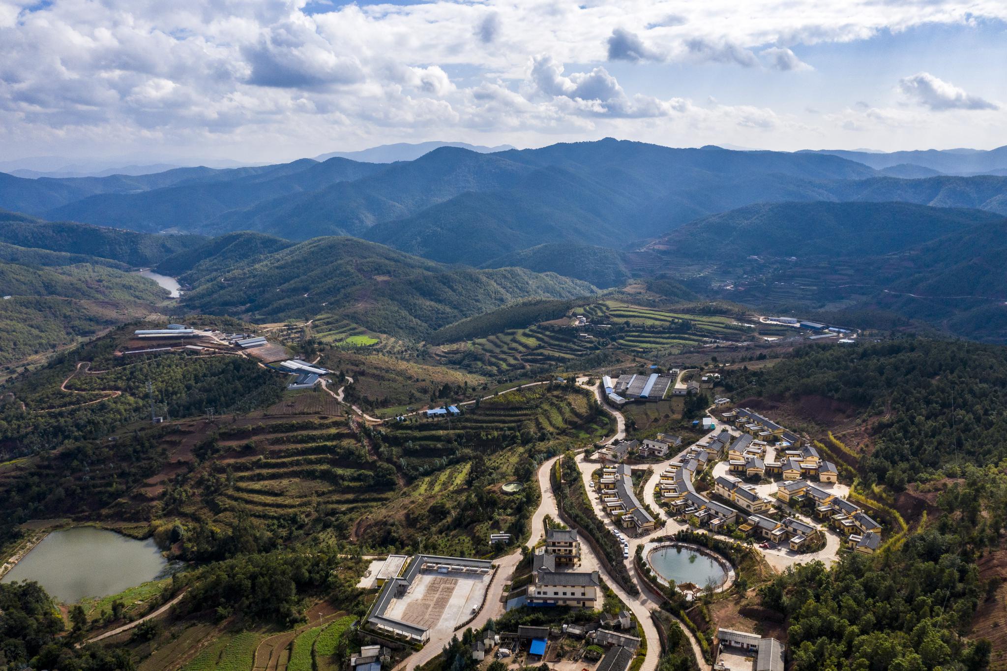 群山环绕的云南省楚雄市子午镇挖铜村(无人机照片)新华社记者江文耀摄