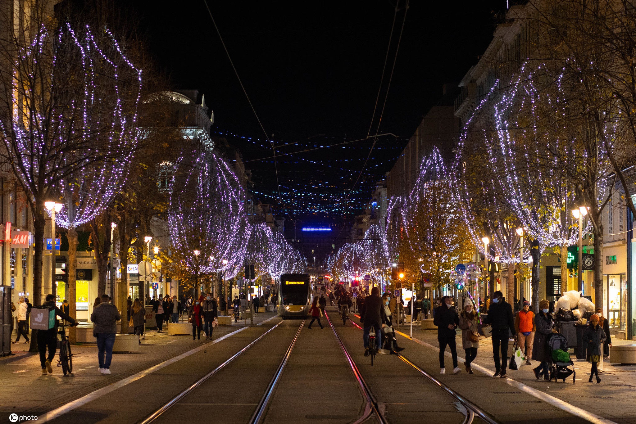 正文  当地时间2020年12月2日报道,法国尼斯,当地圣诞亮灯,街头装饰一